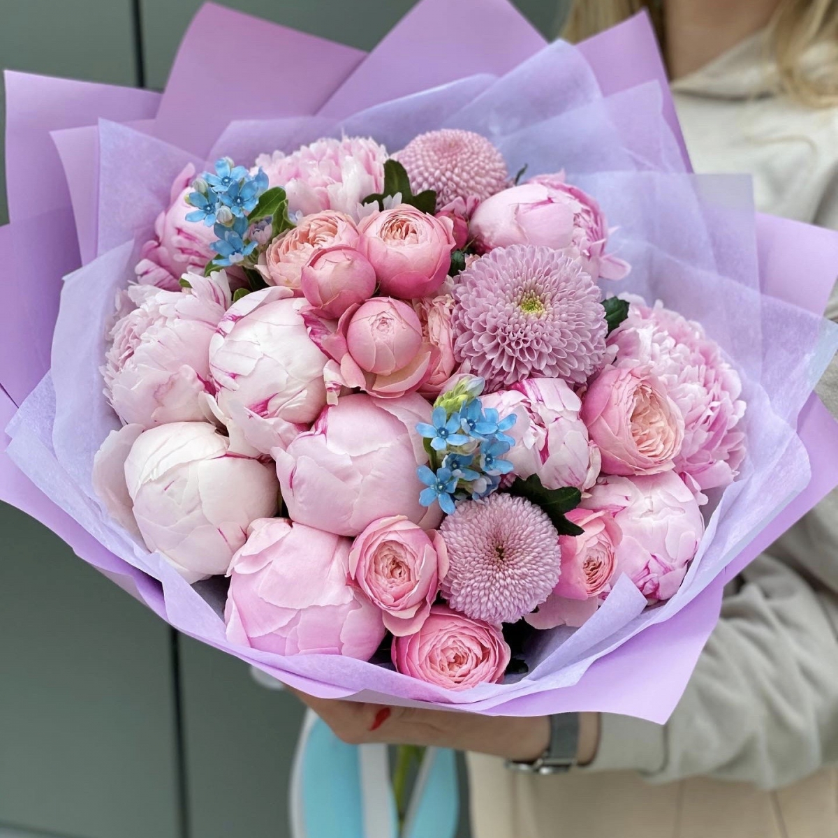 Букет из тюльпанов и пионовидной кустовой розы Восторг