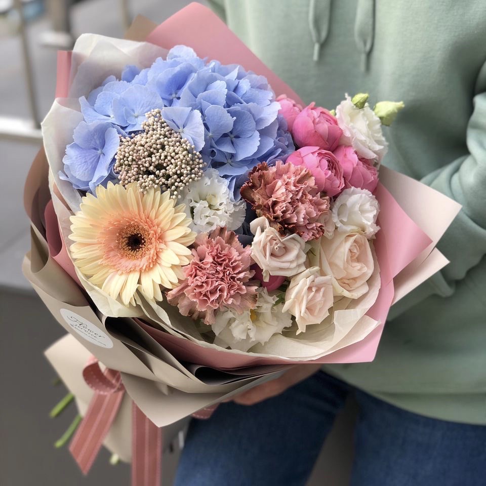 Букет из гортензии, диантуса, кустовой розы, эустомы и герберы Менли