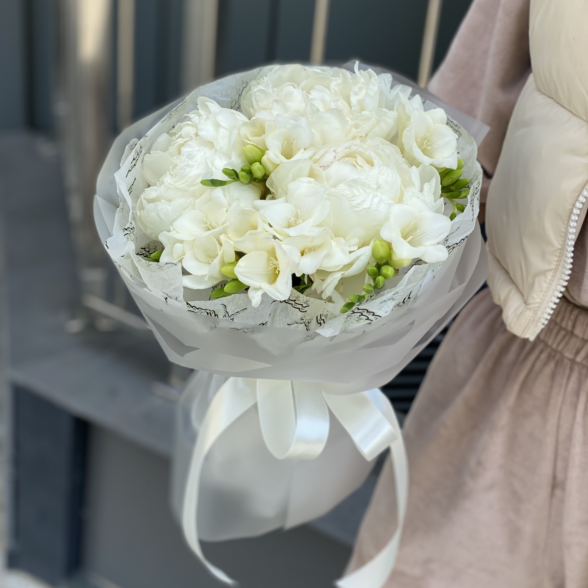Букет Романтическое настроение мини из белых пионов и фрезий