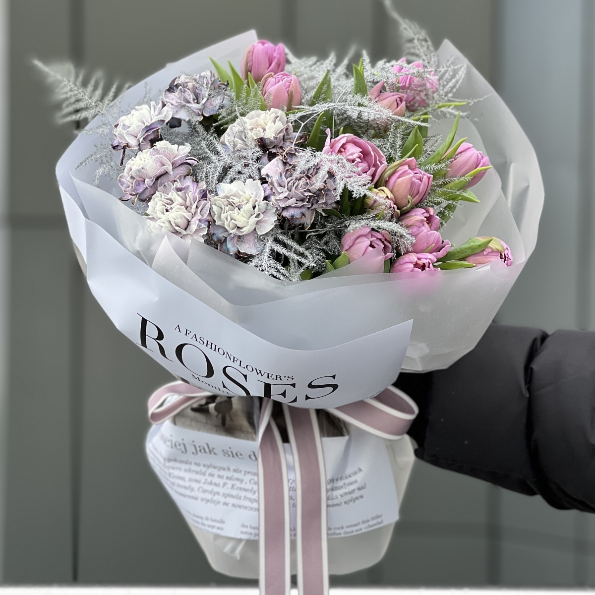 Букет Луна из тюльпанов, аспарагуса и диантуса