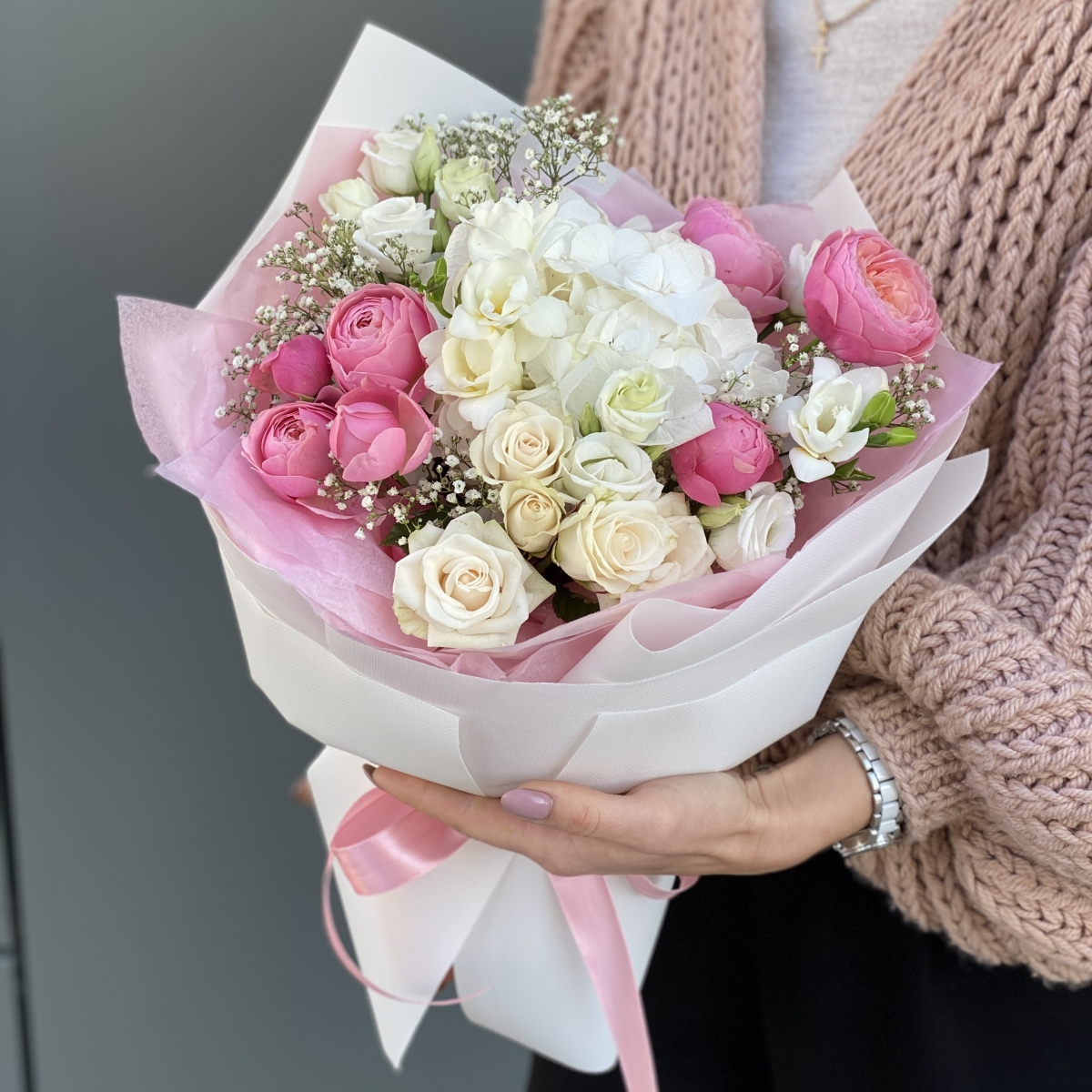 Букет Изыск из гортензии, фрезии, гипсофилы и пионовидных роз