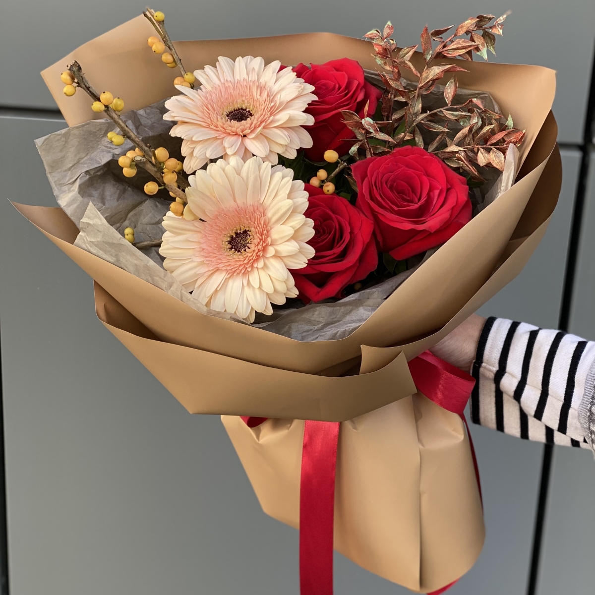 Букет Антураж Мини из роз, гербер, рускуса и илекса