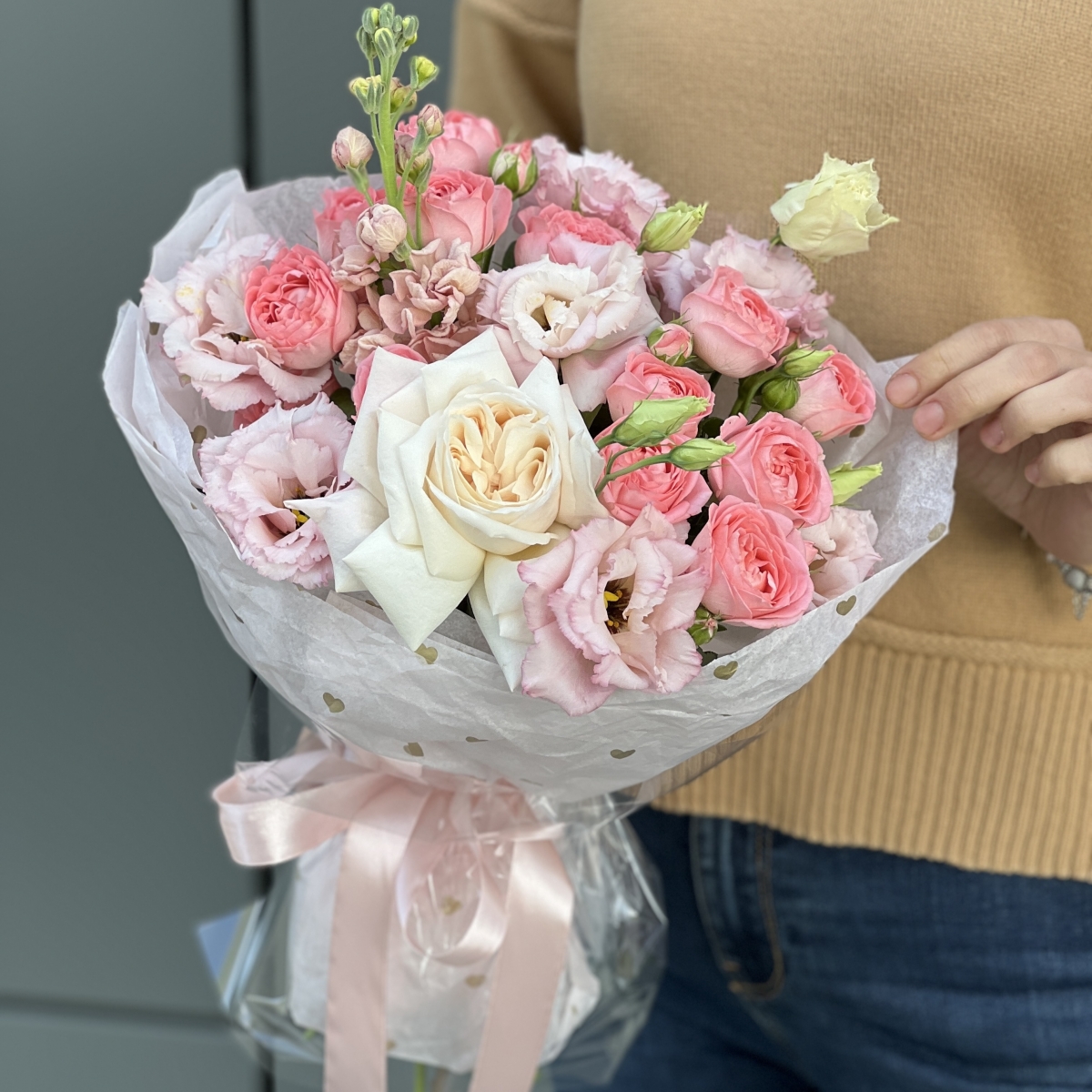 Букет Вероника из кустовой розы фемке, маттиолы, розы охара, эустомы