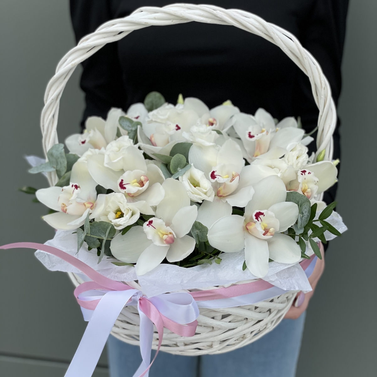 Корзина Волшебная орхидея из цимбидиума и зелени