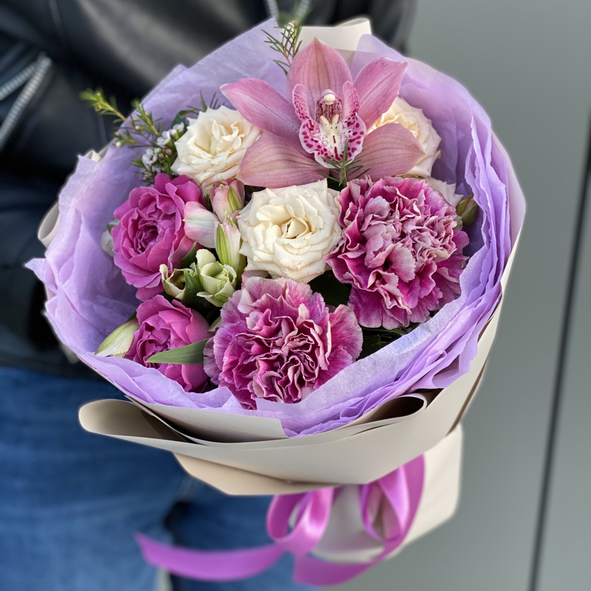 Букет из диантуса, пиновидной кустовой розы, альстромерии и цветка орхидеи Малиновый чай