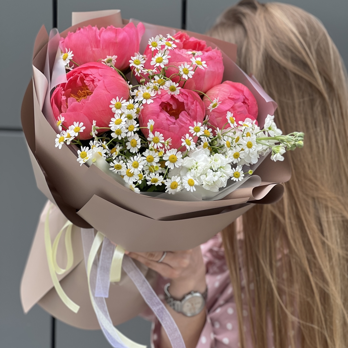 Букет Клубничная поляна Стандарт из пионов коралл шарм, танацетума и маттиолы