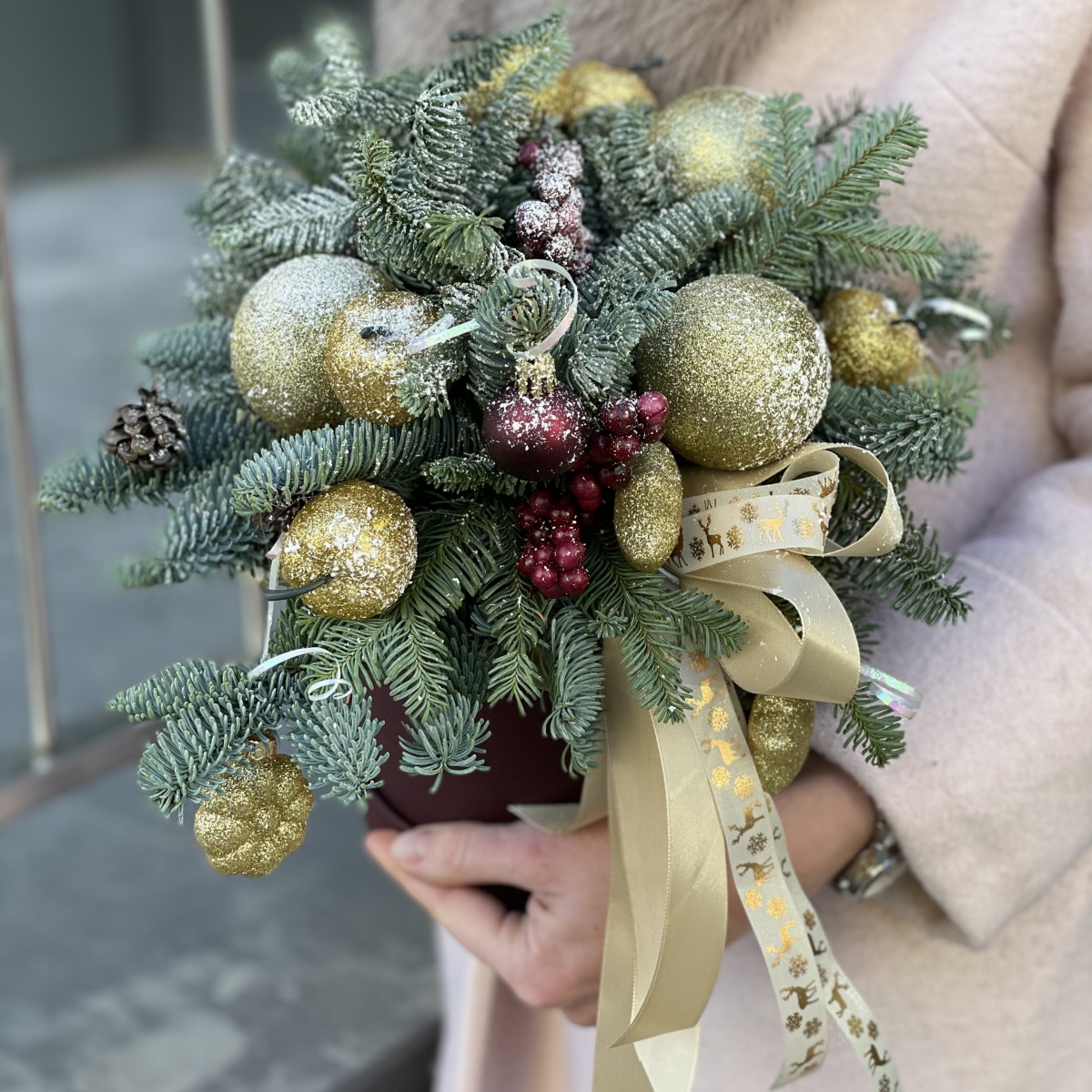 Композиция из нобилиса и новогоднего декора Праздничная роскошь