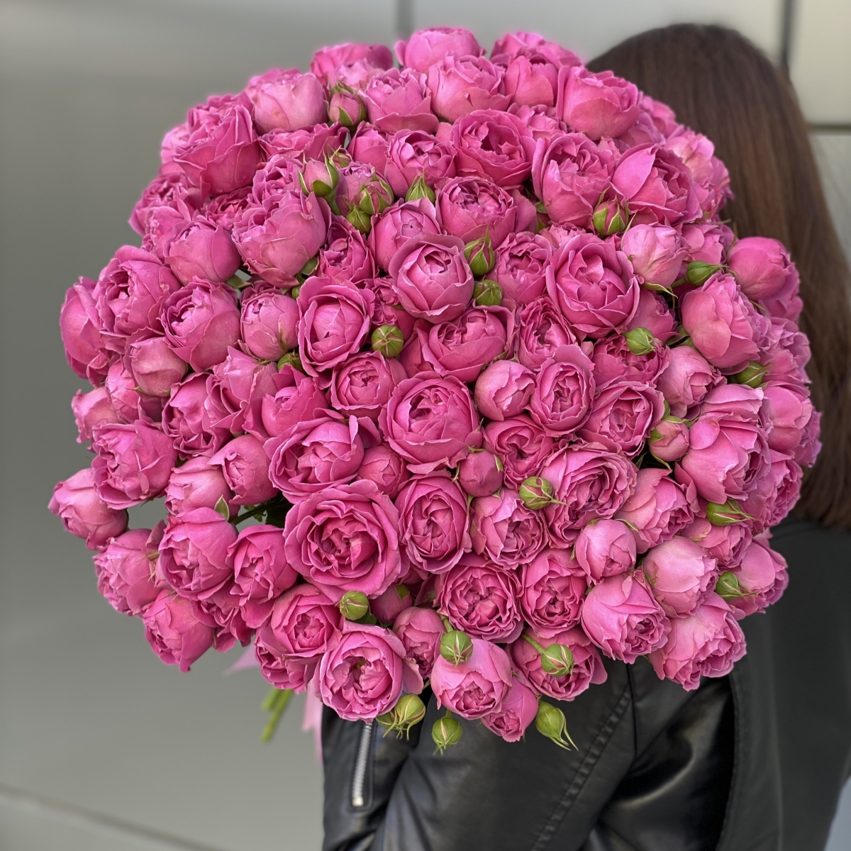 Букет с кустовыми пионовидными розами Яркие чувства