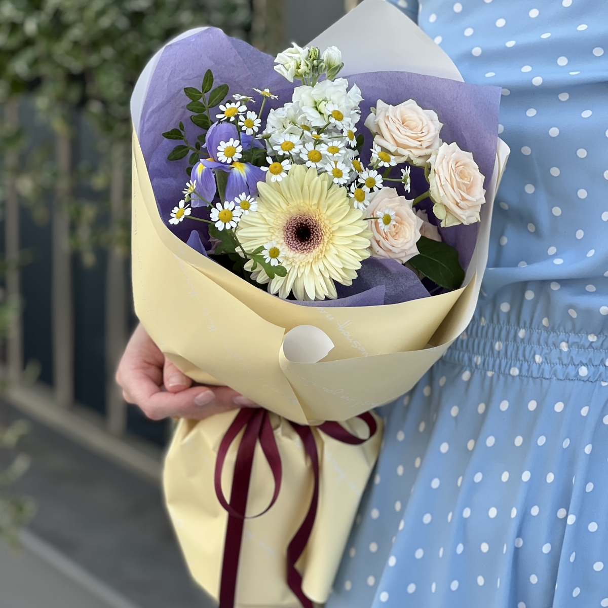 Букет Ключик из герберы, маттиолы, танацетума, ириса и кустовой розы