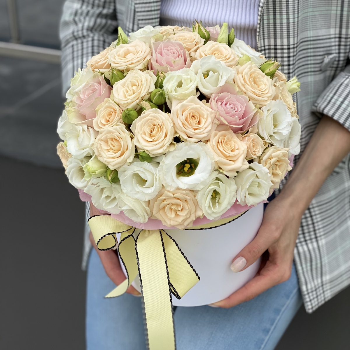 Коробка Хельсинки из кустовой розы, эустомы и одноголовой розы