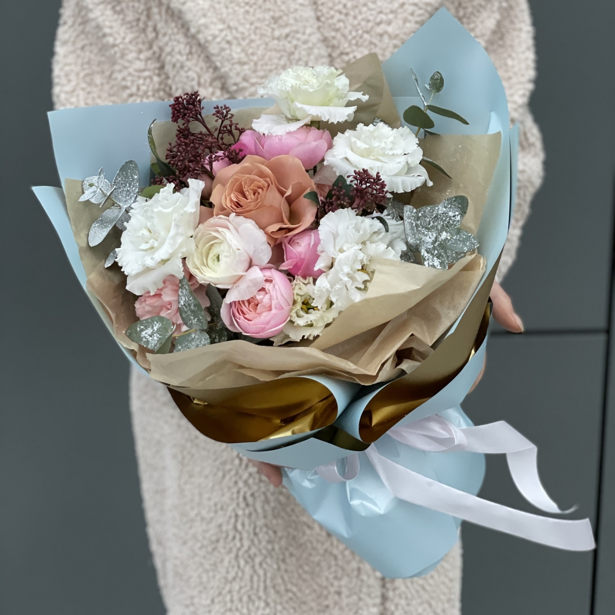 Букет Снежная королева из ранункулюса, эустомы, скиммии и роз