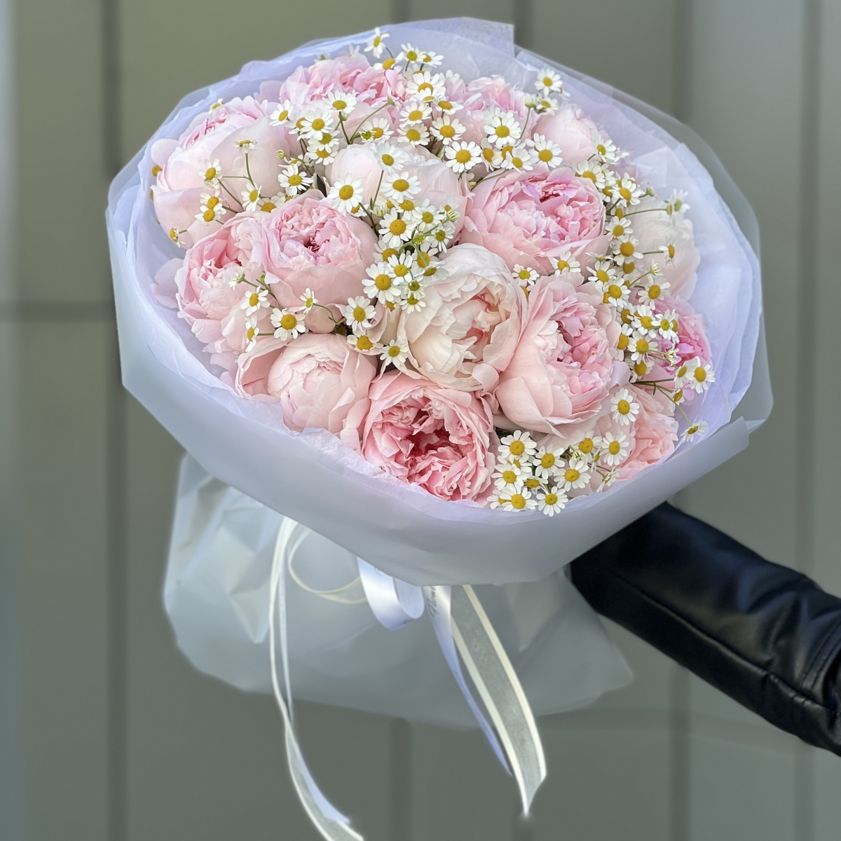 Букет Касабланка из пионов и танацетума