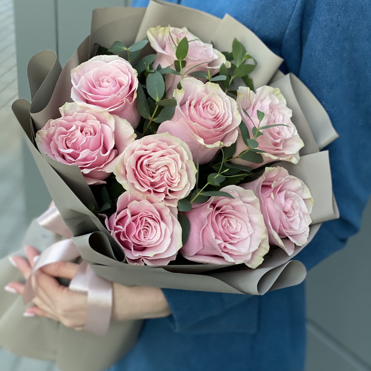 Букет Женственный из 9 роз и эвкалипта