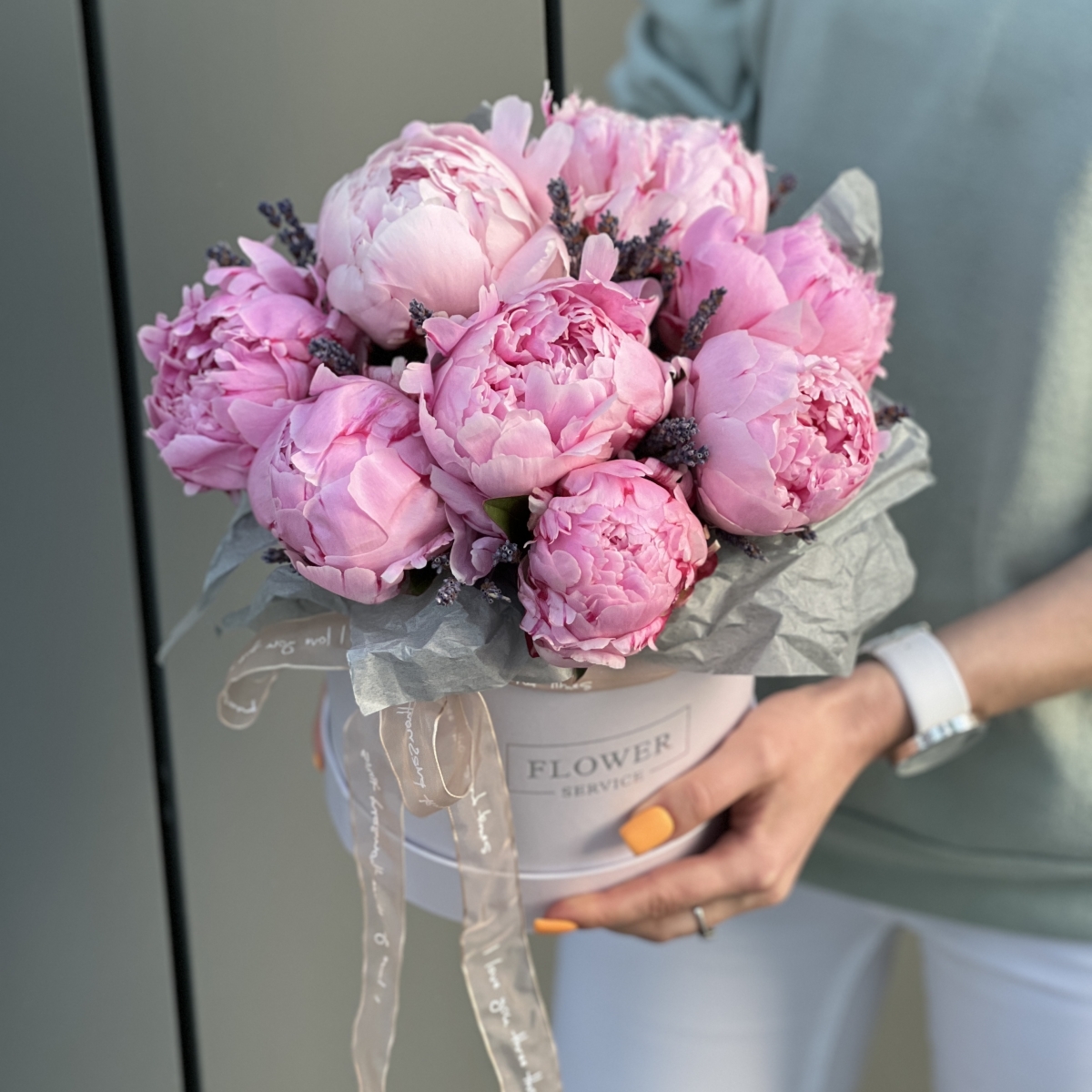 Коробка Анси из 9 пионов и лаванды