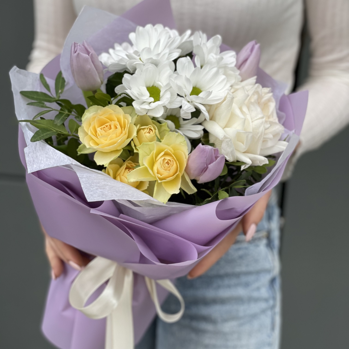 Букет Лиловое сочетание из тюльпанов, хризантемы и роз