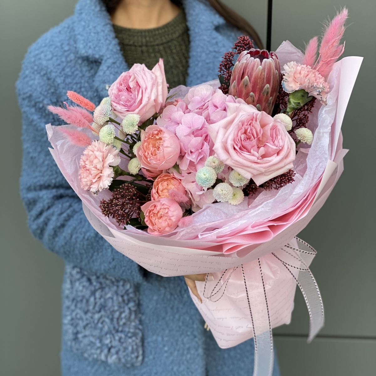 Букет Дилис из гортензии, протеи, скиммии, хризантемы вип и роз