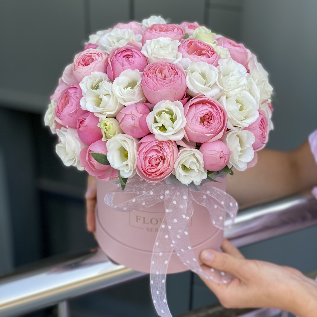 Коробка Сильвиа с кустовыми пионовидными розами и эустомой