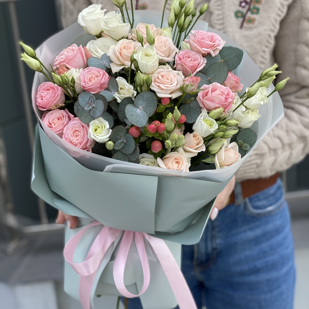 Букет Таинственный из кутовой розы, эустомы и эвкалипта