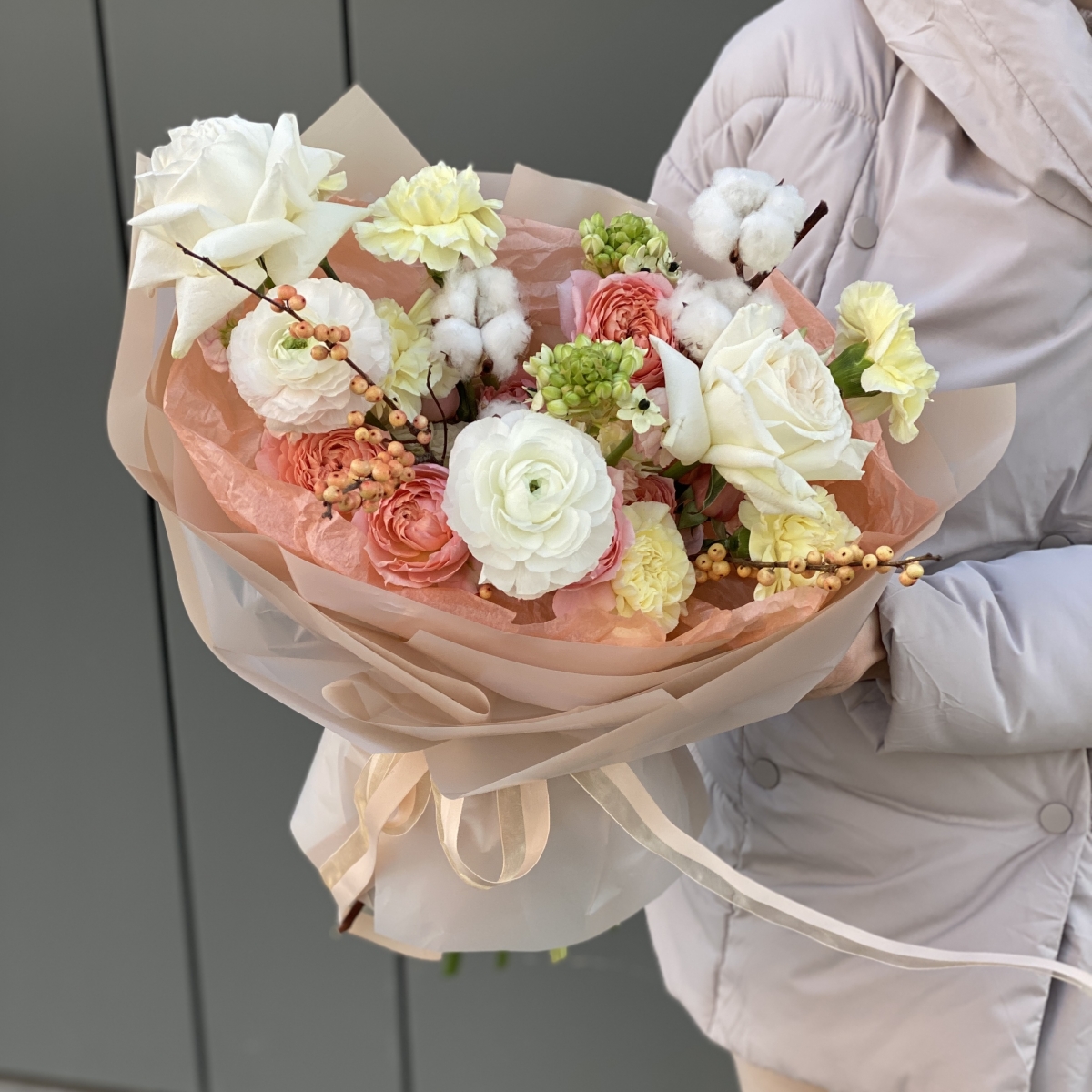 Букет Зимняя нежность из хлопка, ранункулюсов, роз сорта Охара, маттиолы, илекса и деантуса