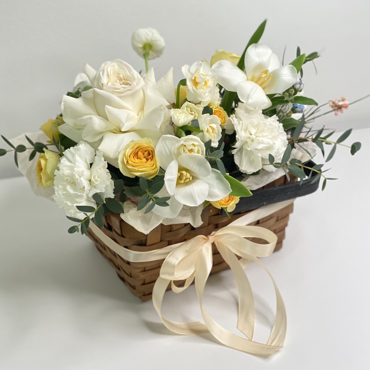 Корзина Очарование дня из эустомы, роз, тюльпанов, нарциссов и диантуса