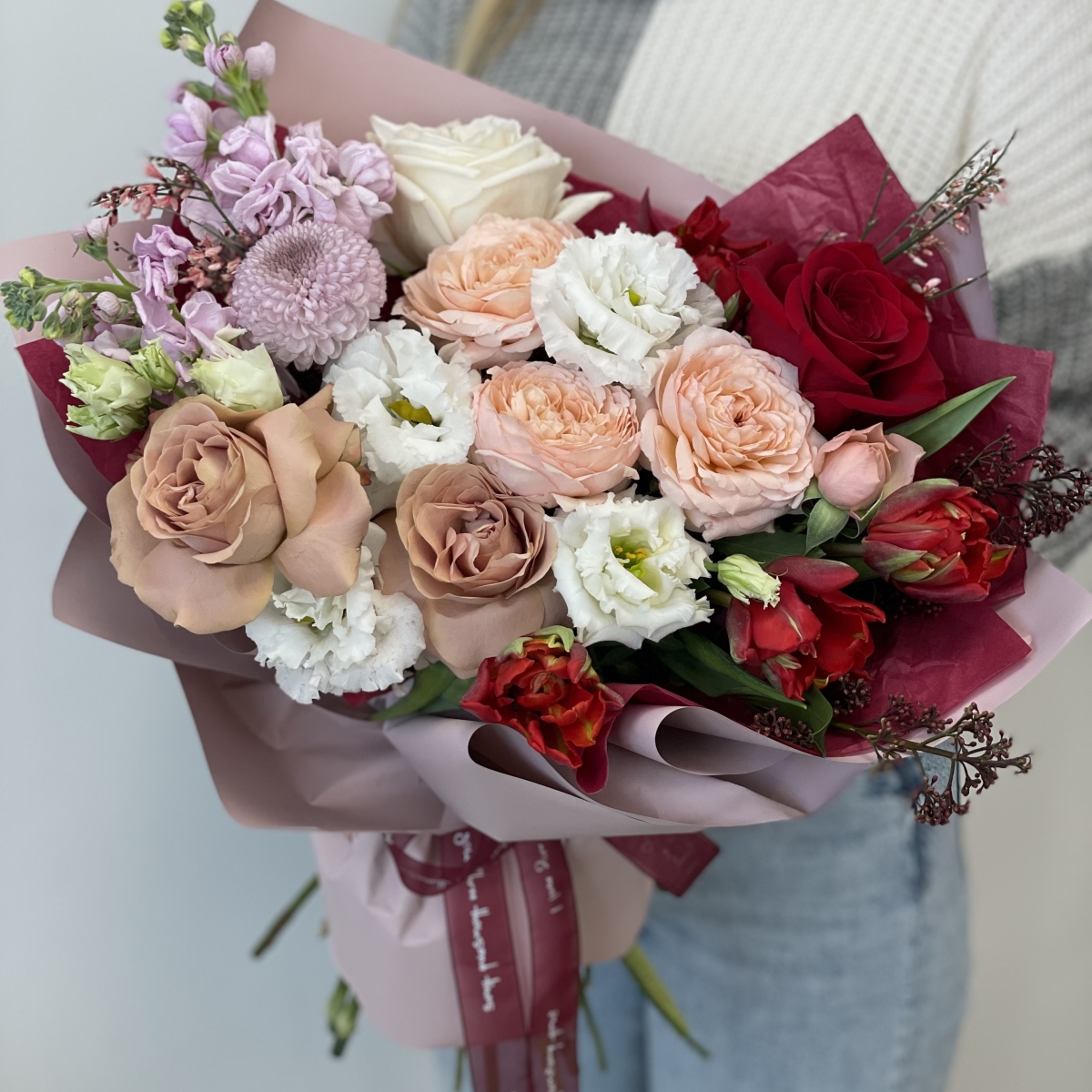 Букет Магия цвета из роз, маттиолы, тюльпанов и скиммии