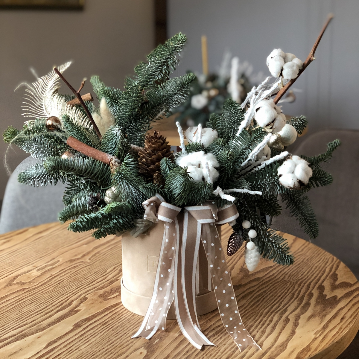 Коробка бархатная Любимый праздник из ранункулюса, нобилиса и декора