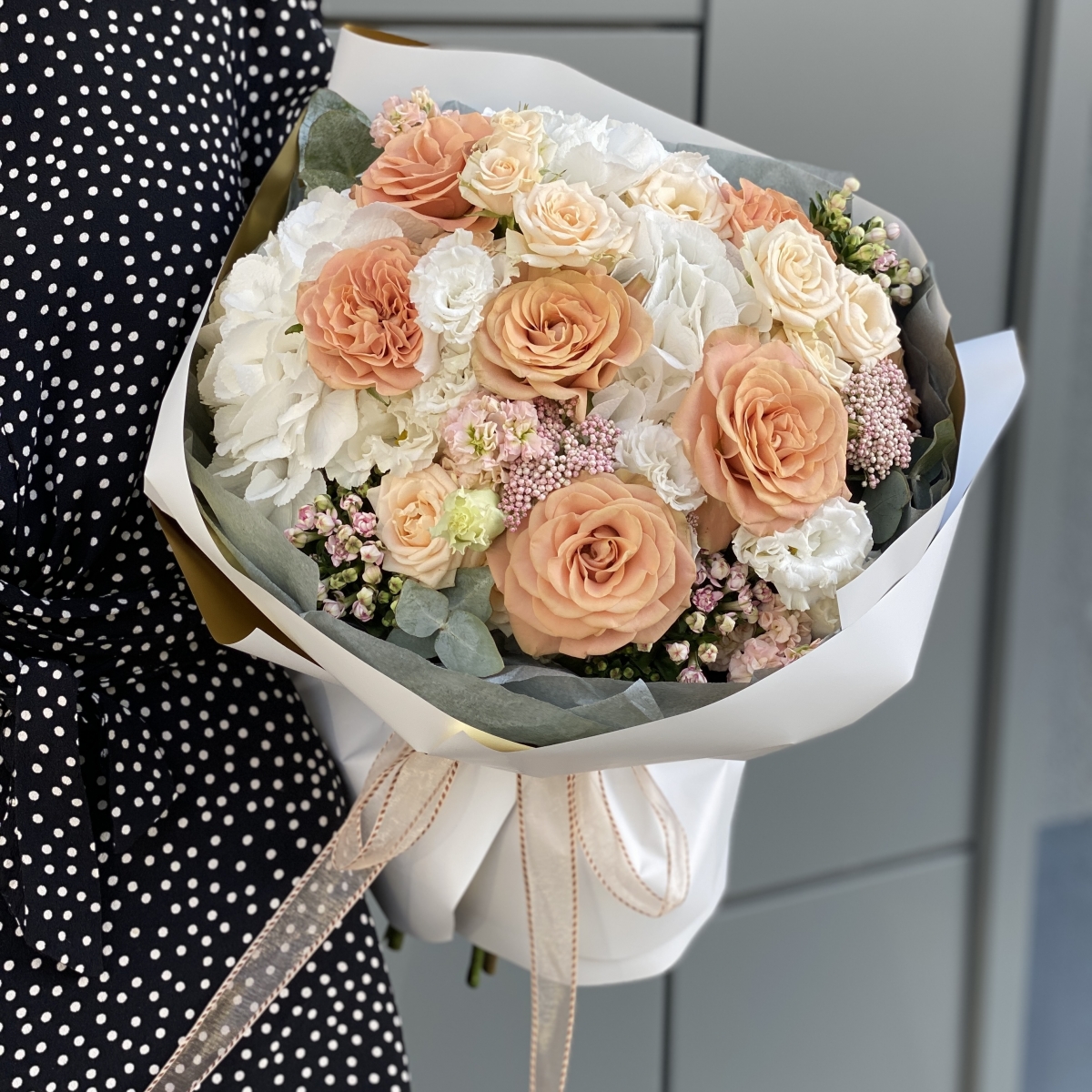 Букет Фиера из гортензии, роз сорта капучино, эустомы, озотамнуса, бувардии, матиолы и эвкалипта