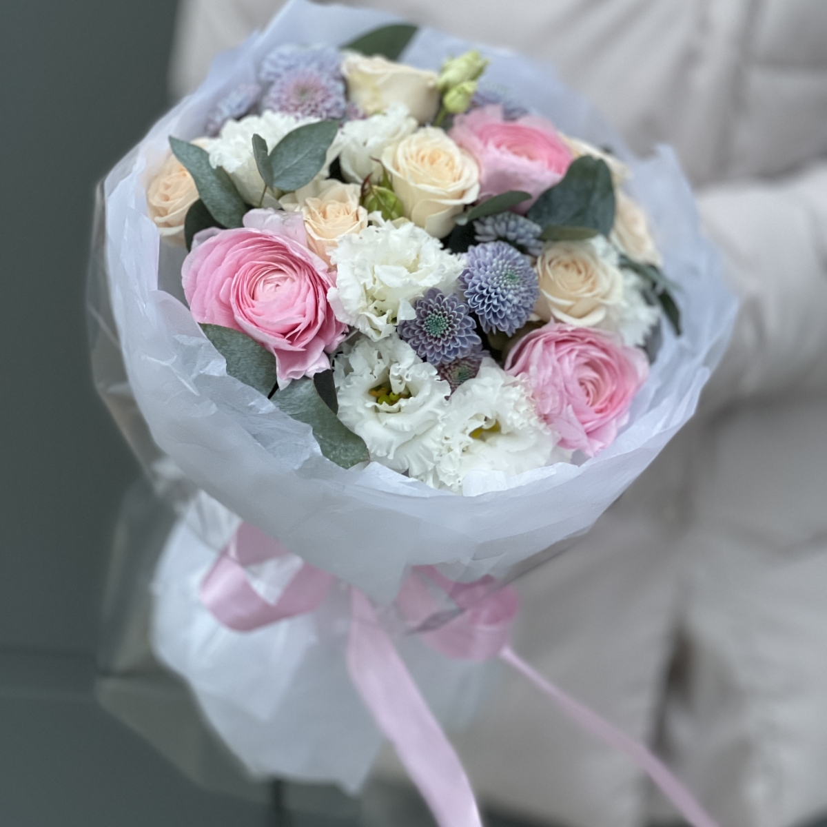 Букет Моана из ранункулюсов, кустовых роз, эустомы и хризантемы vip