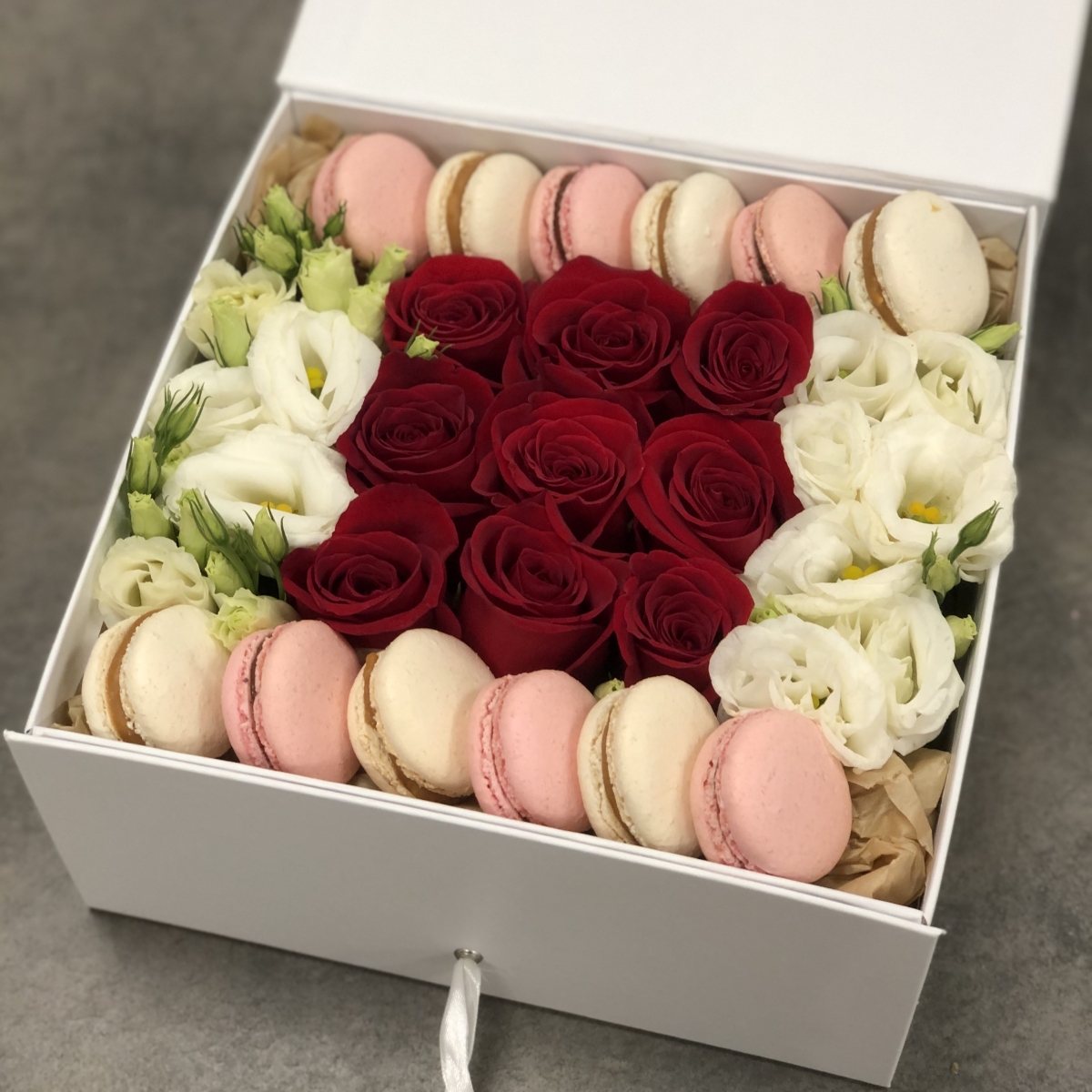 Коробка с красными розами, эустомой и macarons Классическое сочетание