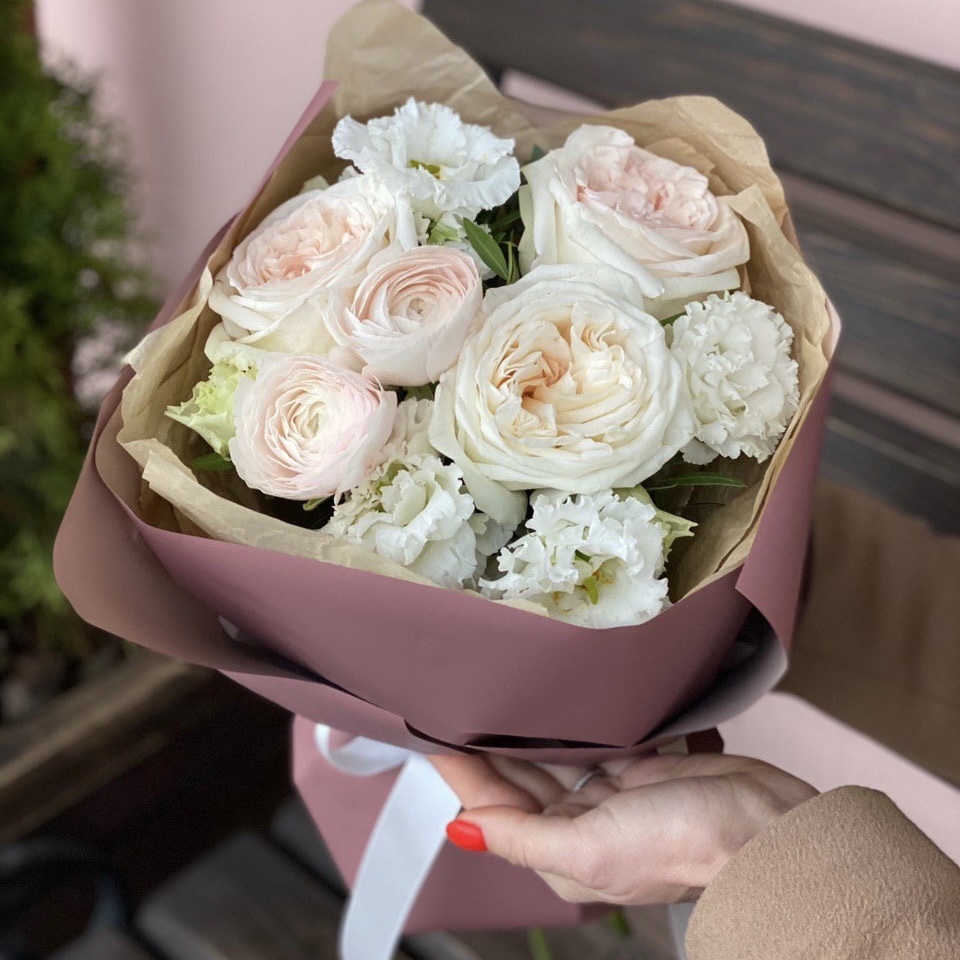 Букет из роз, ранункулюсов и эустомы Капучино