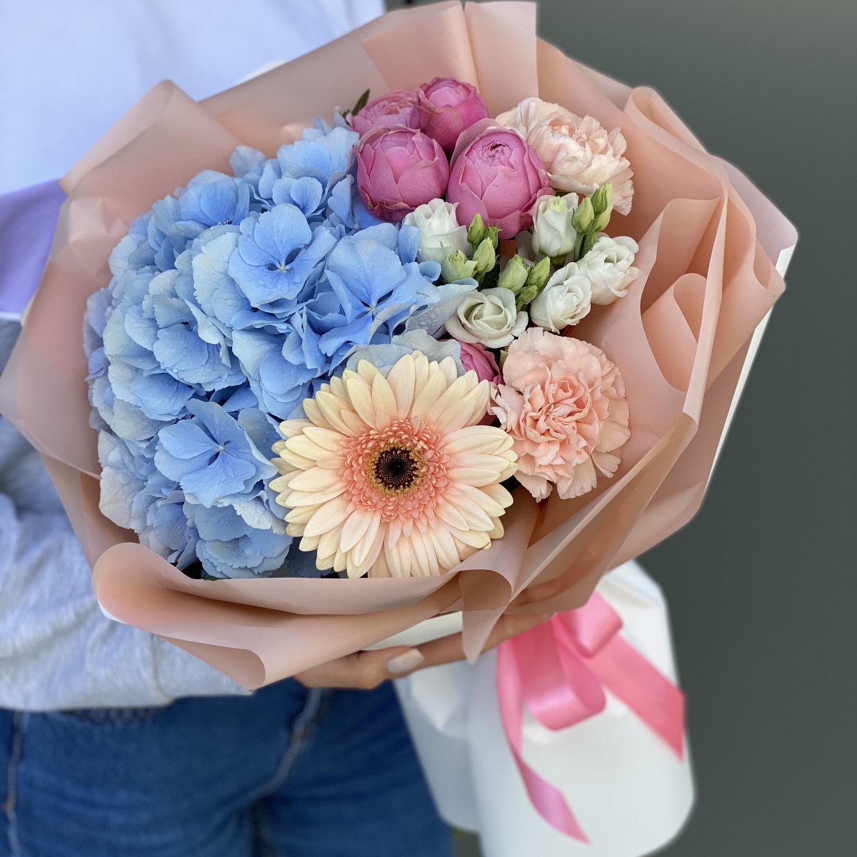 Букет из гортензии, пионовидной розы, герберы и диантуса Одри