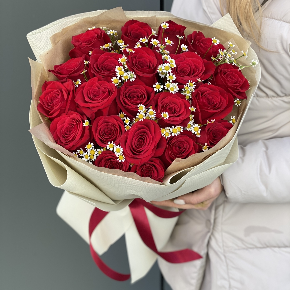 Букет Стихи о любви из красной розы и ромашек (танацетума)
