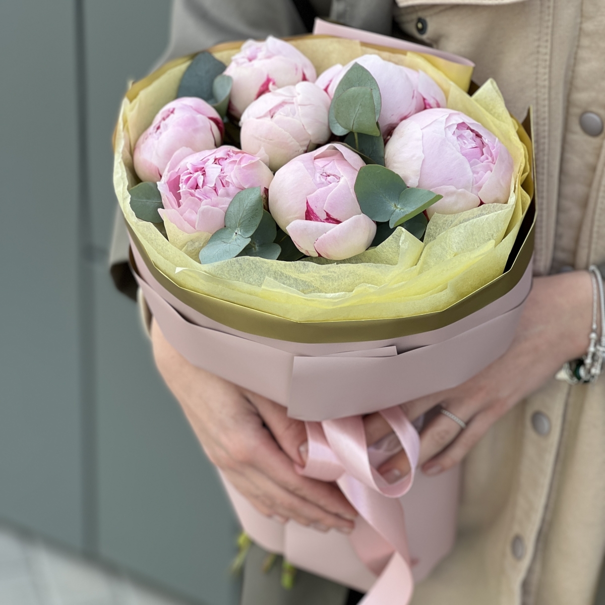 Букет Нежное утро из 7 пионов и эвкалипта