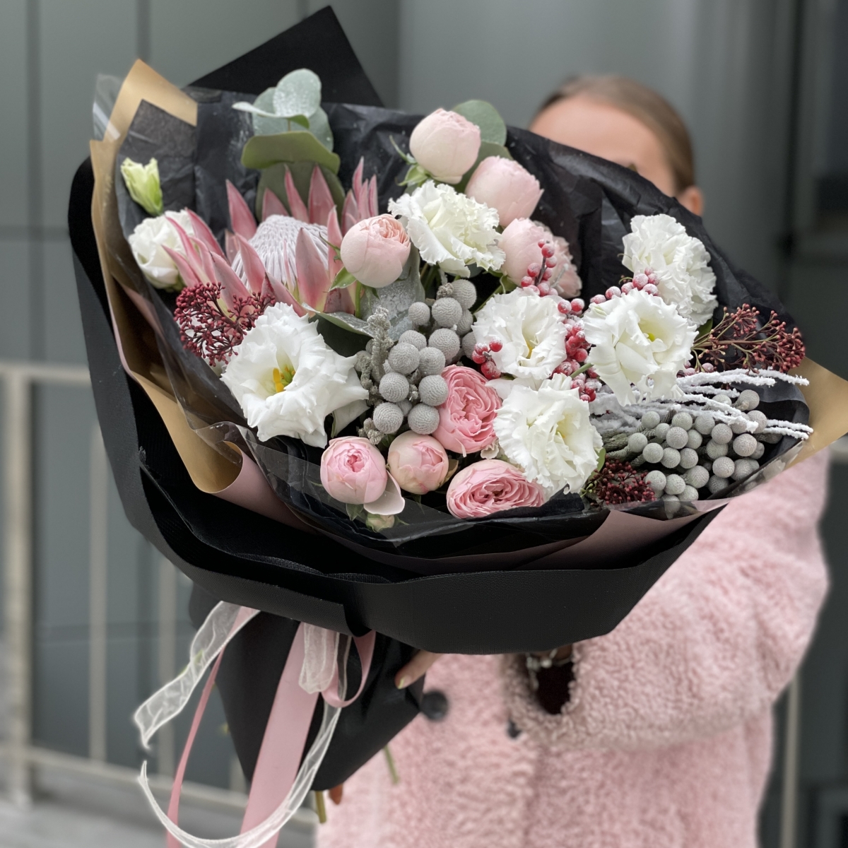 Букет Черный Лебедь из протеи, брунии, илекса, скиммии и кустовой пионовидной розы