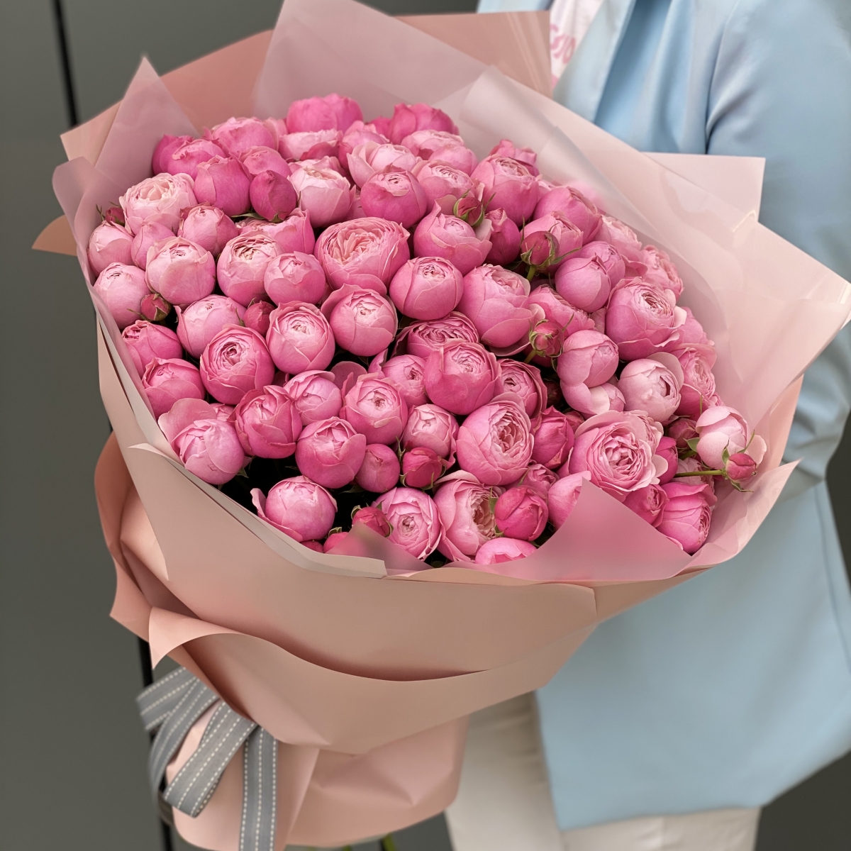 Букет Кэмирон из 35 веток кустовой пионовидной розы