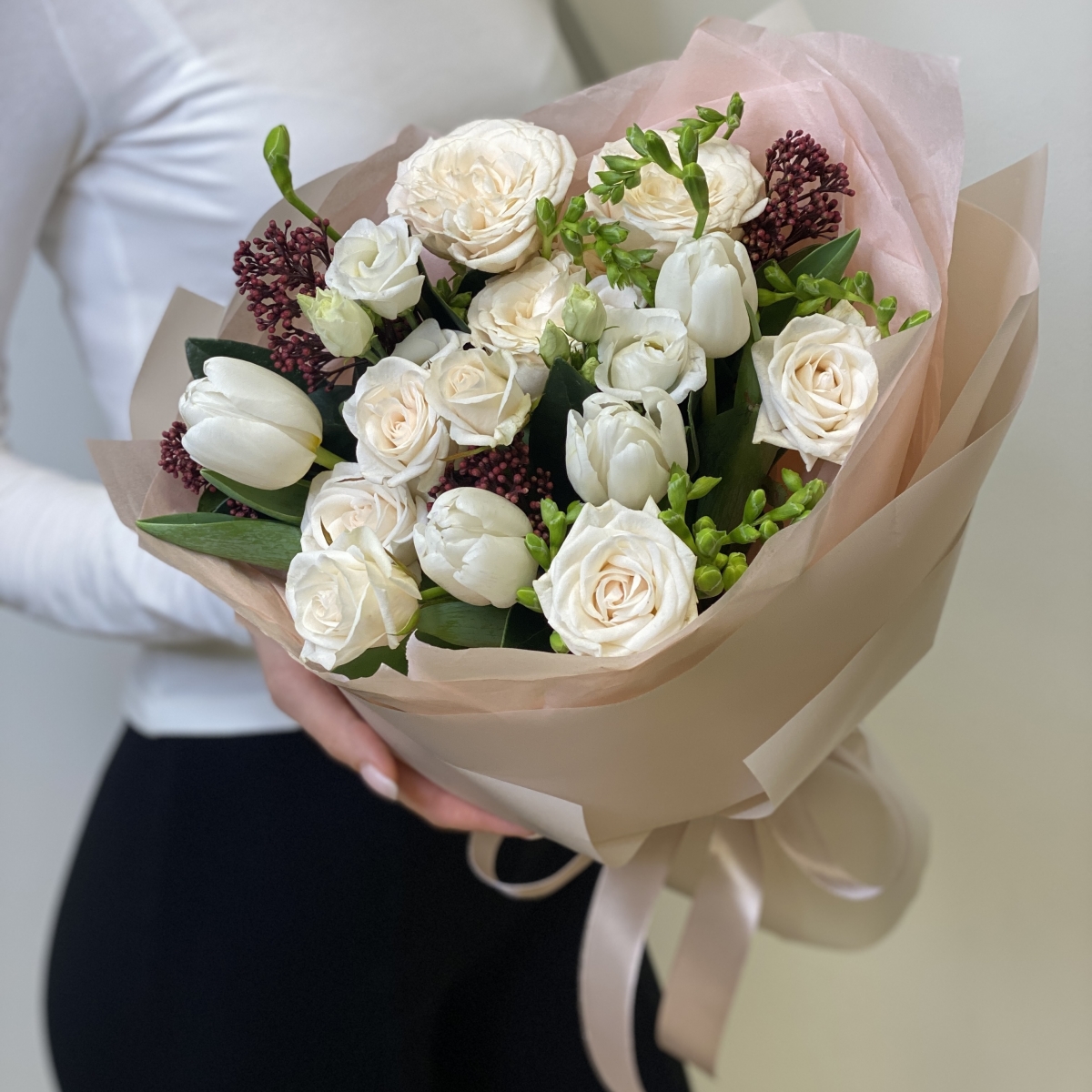 Букет Одэт из тюльпанов, фрезии, скиммии и роз