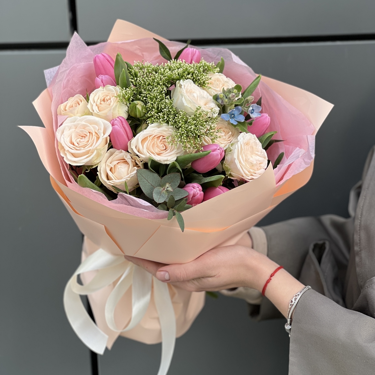 Букет With Love из тюльпанов, кустовой розы софи, оксипеталума и трахелиум