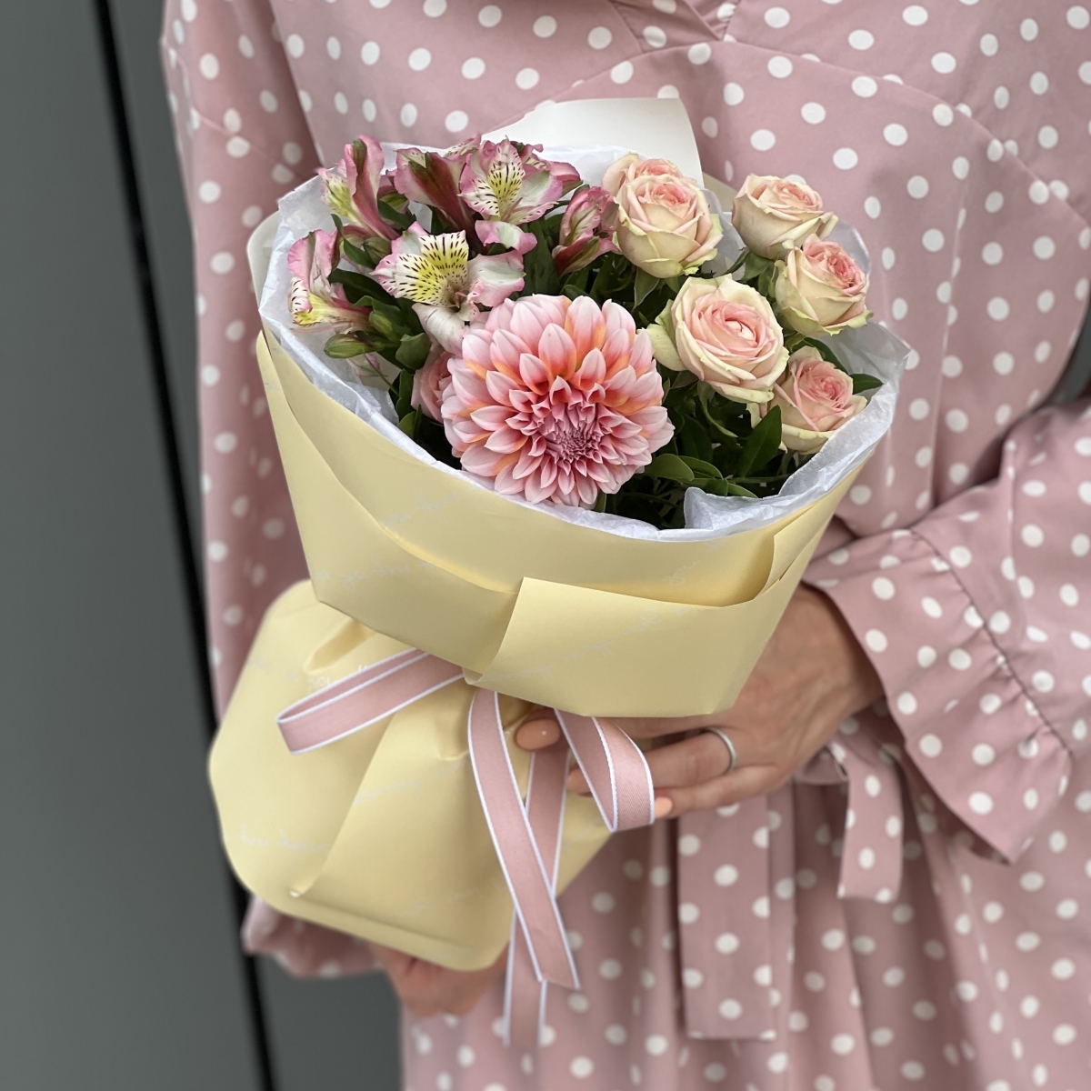 Букет Три Желания из георгины, кустовой розы и альстромерии