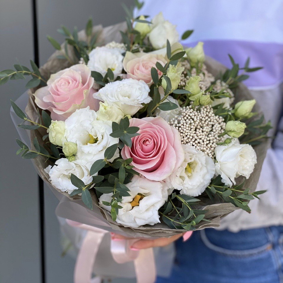 Букет из кустовой розы, диантуса и озотамнуса Ягодный зефир