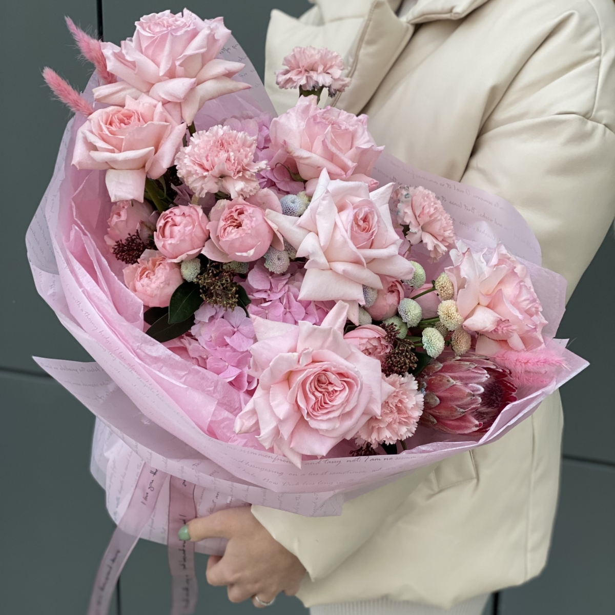 Букет Дилис Макси из гортензии, протеи, скиммии, хризантемы вип и роз