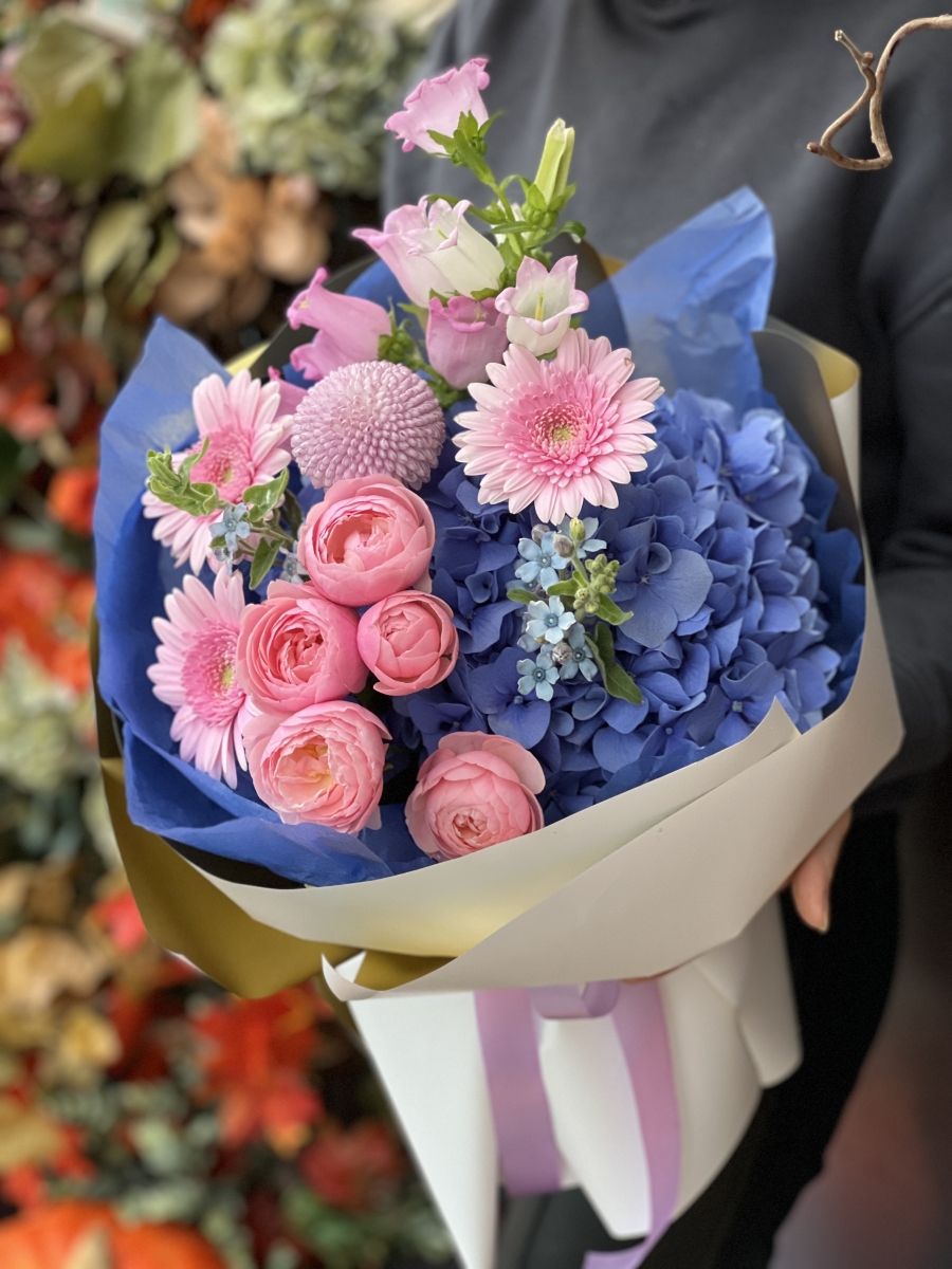 Букет Сицилия из гортензии, оксипеталума, гербер, хризантемы момоко, кустовой пионовидной розы и кампанулы