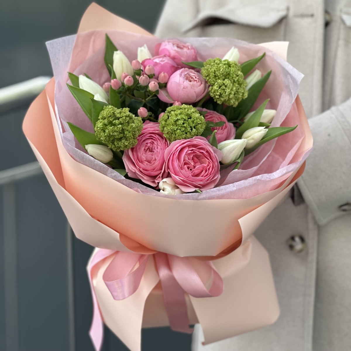 Букет С Любовью из пионовидных кустовых роз и тюльпан