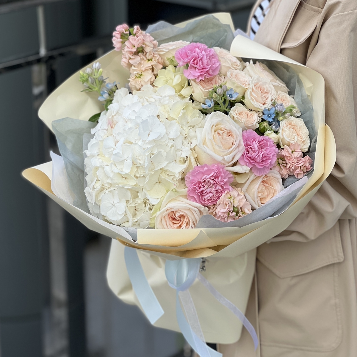 Букет Амелия из гортензии, диантуса, маттиолы, оксипеталума, фрезии, розы сорта охара и софи