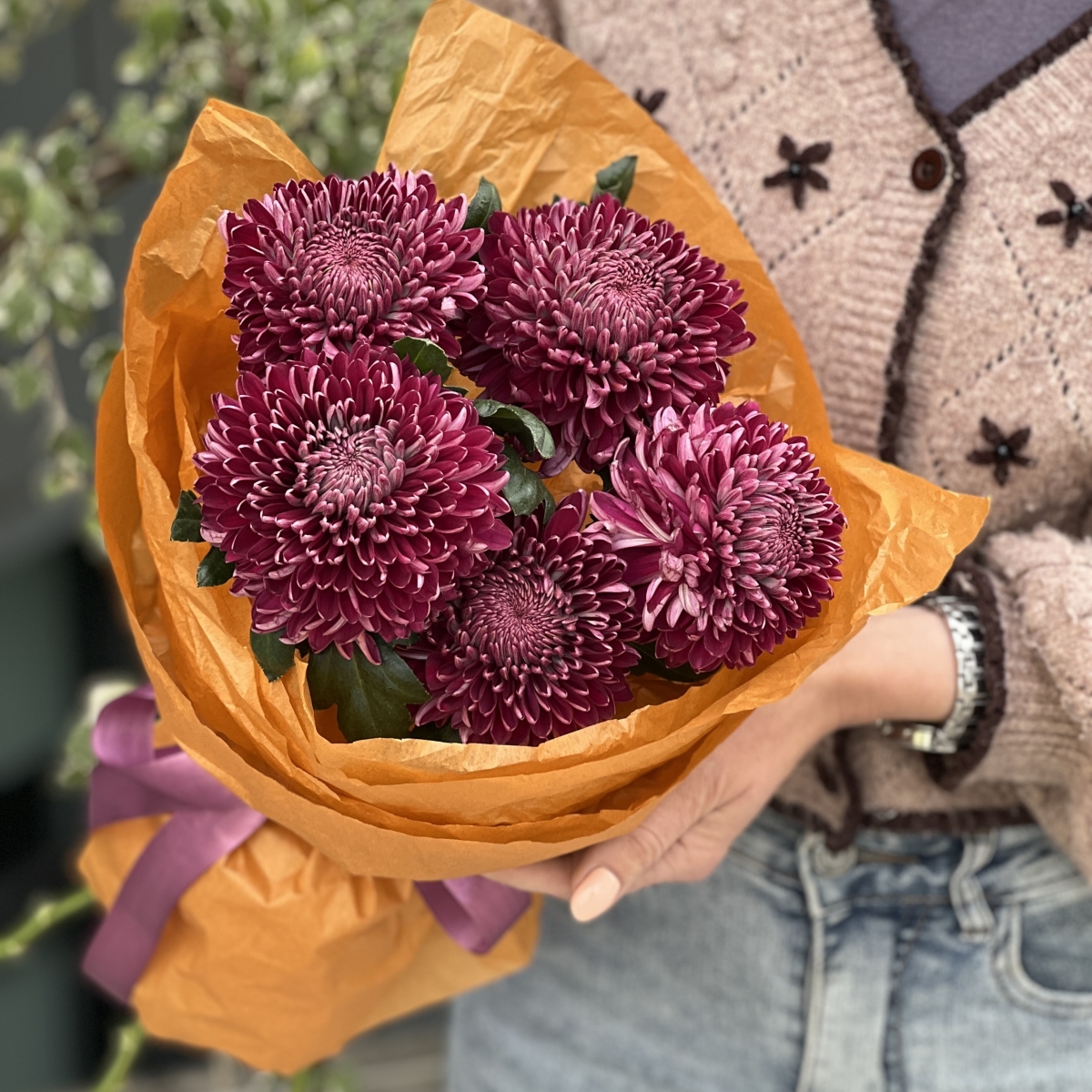 Букет Кураж из 5 хризантем сорта бигуди пёпл