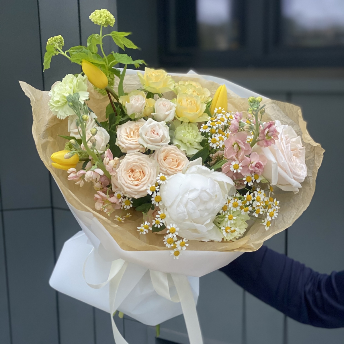 Букет Герлен из ромашек, пиона, маттиолы, тюльпанов, вибурнума