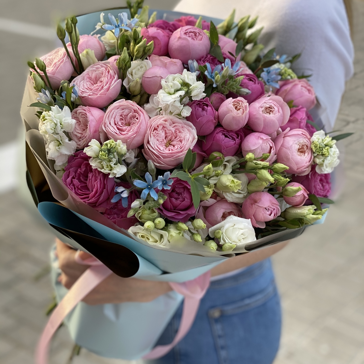 Букет Келли Макси из пионовидных кустовых роз, маттиолы, эустомы и оксипеталума