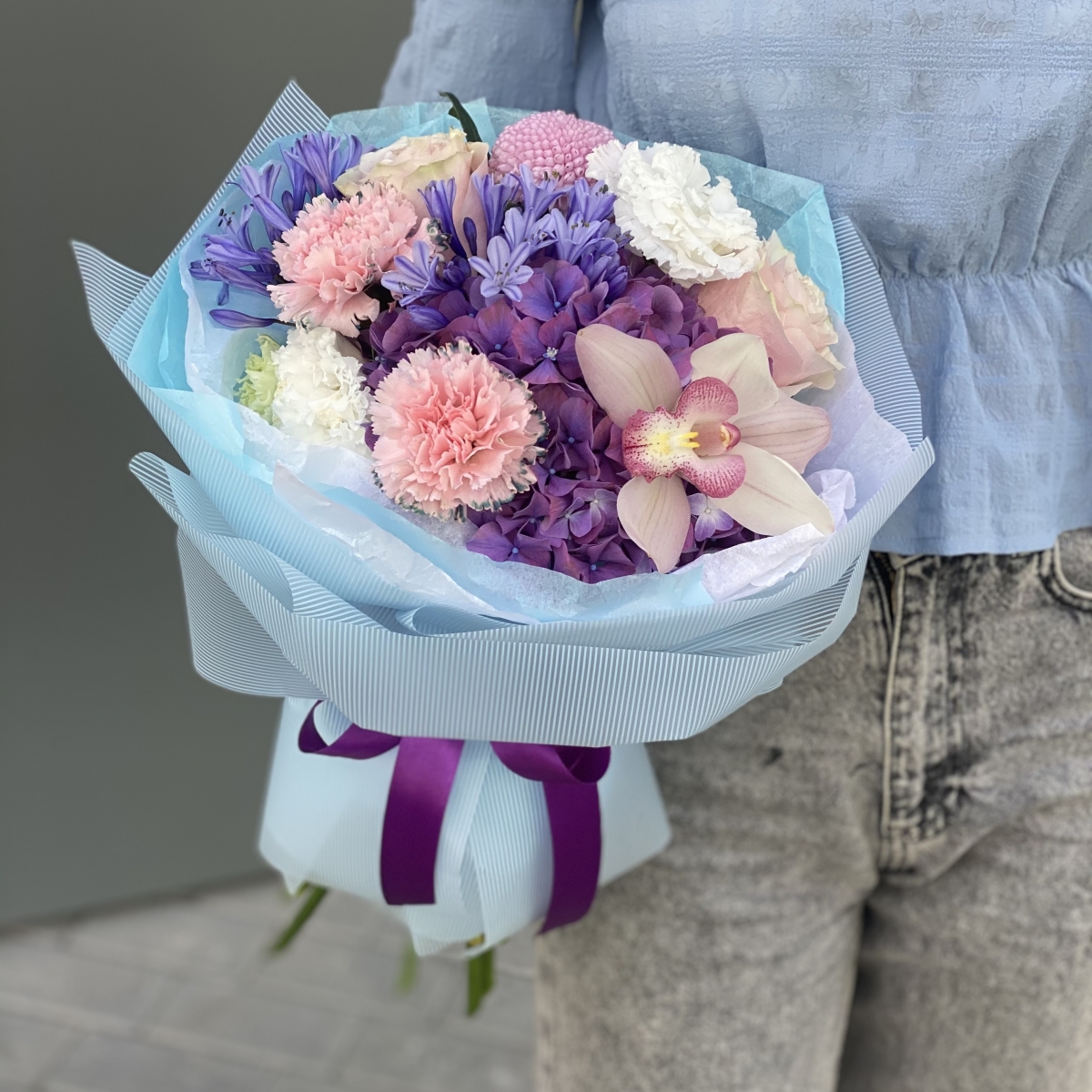 Букет Утреннее небо из гортензиии, агапантуса, момоки, роз и диантуса