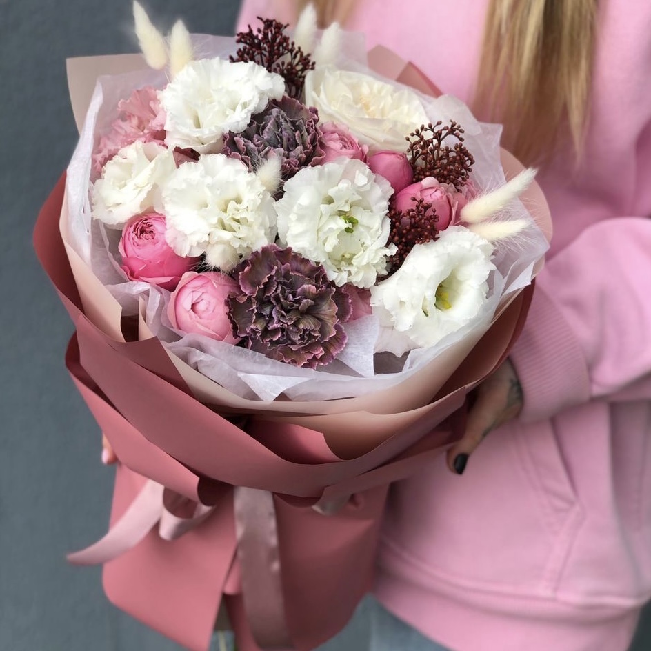 Букет из эустомы, пионовидной кустовой розы, диантуса и лагуруса Шардонне