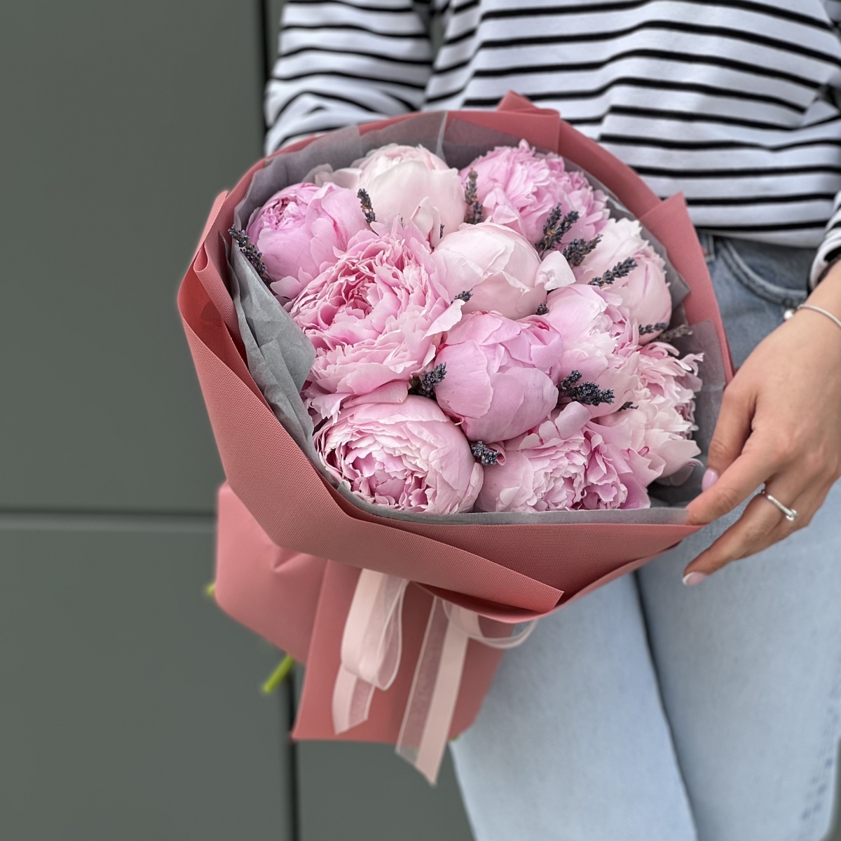 Букет Ваниль из пионов и лаванды