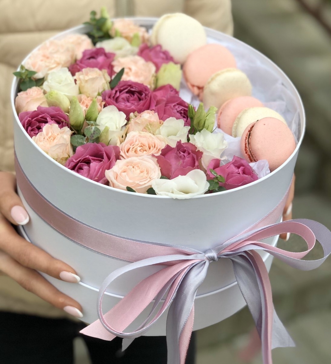 Коробочка macarons с кустовой розой и эустомой Изящная